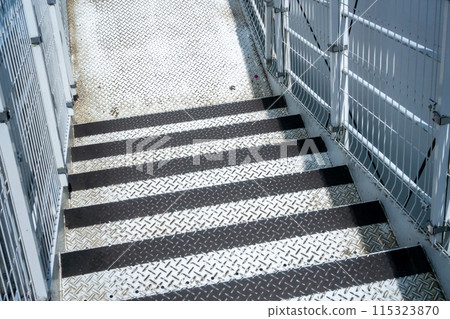 由條紋鋼製成的樓梯的照片。室外樓梯的圖像。 由條紋鋼製成的樓梯的照片。室外樓梯的圖像。 115323870