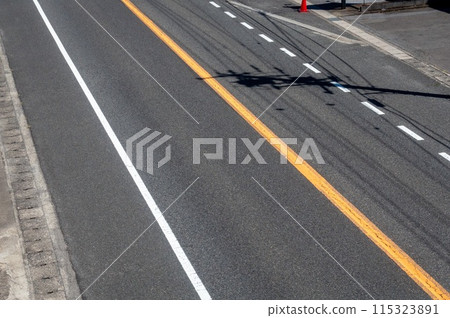 在日本拍攝的道路照片。沒有車。 115323891