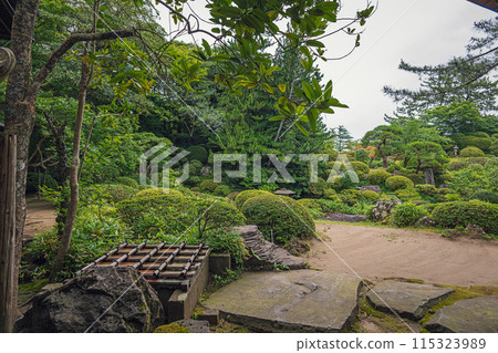 從山形鶴舞園青園閣眺望庭園 從山形鶴舞園青園閣眺望庭園 115323989