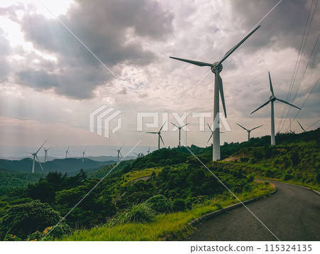 光線透過雲層和風車傾瀉而下 光線透過雲層和風車傾瀉而下 115324135