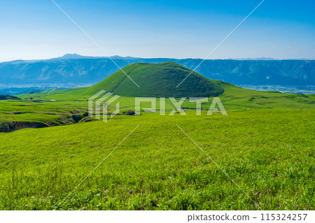 晴天從阿蘇全景線看到的米塚 晴天從阿蘇全景線看到的米塚 115324257