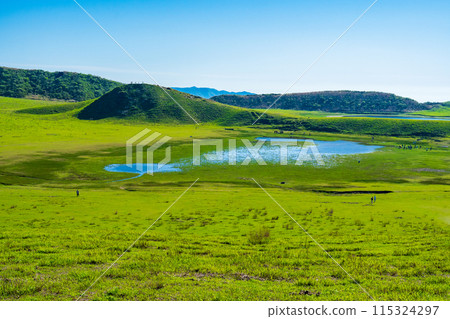 熊本縣阿蘇，春天的藍天和草千里濱 115324297