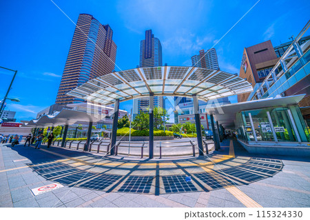 日本六月的川崎城市景觀。武藏小杉站前塔樓公寓大樓的景觀 115324330