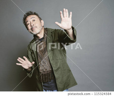 灰色背景中穿著休閒服的中代男子肖像 灰色背景中穿著休閒服的中代男子肖像 115324384