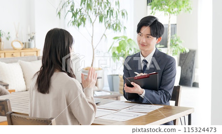 A businessman interviewing a customer 115324473