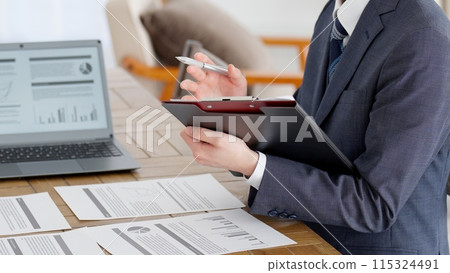 A businessman interviewing a customer 115324491