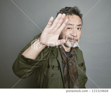 灰色背景中穿著休閒服的中代男子肖像 115324608