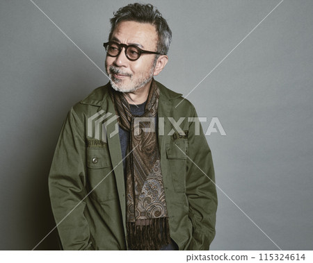 灰色背景中穿著休閒服的中代男子肖像 115324614