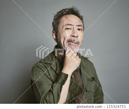 灰色背景中穿著休閒服的中代男子肖像 灰色背景中穿著休閒服的中代男子肖像 115324751