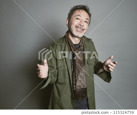 灰色背景中穿著休閒服的中代男子肖像 灰色背景中穿著休閒服的中代男子肖像 115324759