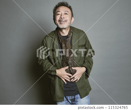 灰色背景中穿著休閒服的中代男子肖像 灰色背景中穿著休閒服的中代男子肖像 115324765