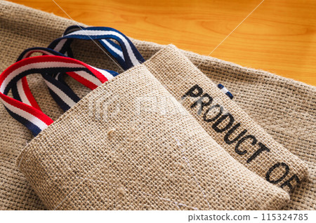 由咖啡黃麻袋製成的手提包 115324785