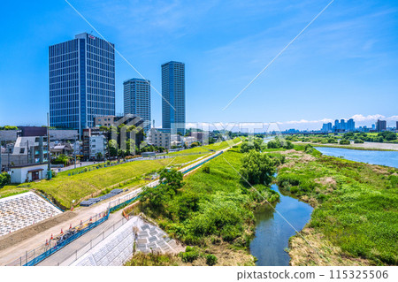 日本東京城市景觀六月..二子玉川站附近的多摩河和武藏小杉站前的塔曼群（右後）= 8 115325506