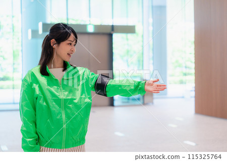 活動工作人員微笑指導 活動工作人員微笑指導 115325764