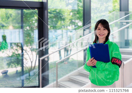 活動工作人員微笑指導 115325766