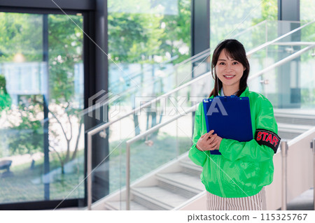 活動工作人員微笑指導 活動工作人員微笑指導 115325767