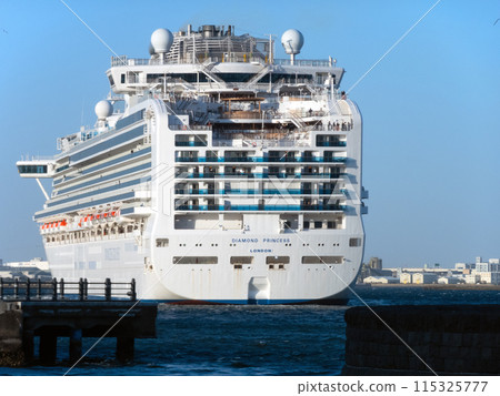 Luxury cruise ship Diamond Princess departing from Yokohama Osanbashi Pier 115325777