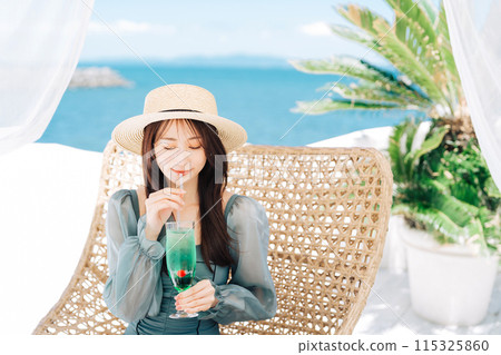 在度假村享受假期的年輕女子 115325860