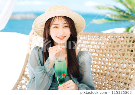 在度假村享受假期的年輕女子 115325863