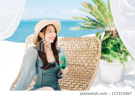 在度假村享受假期的年輕女子 115325867