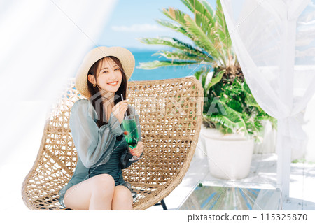 在度假村享受假期的年輕女子 115325870