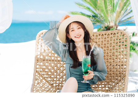 在度假村享受假期的年輕女子 115325890