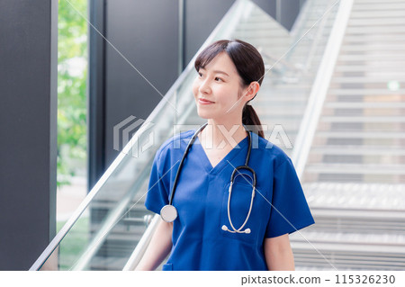 一位醫生走過一間美麗的醫院 115326230