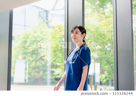 一位醫生走過一間美麗的醫院 115326244