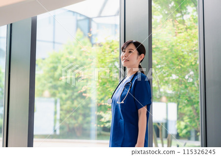 一位醫生走過一間美麗的醫院 115326245
