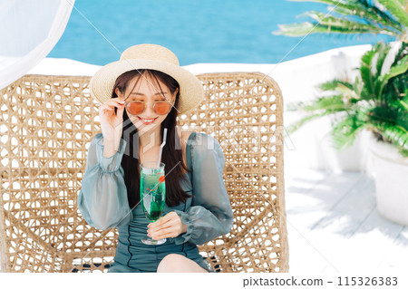 在度假村享受假期的年輕女子 115326383