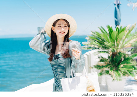 Young woman enjoying vacation at resort 115326384
