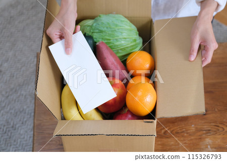 中年婦女將一封信放入紙箱以獲得零用錢 115326793