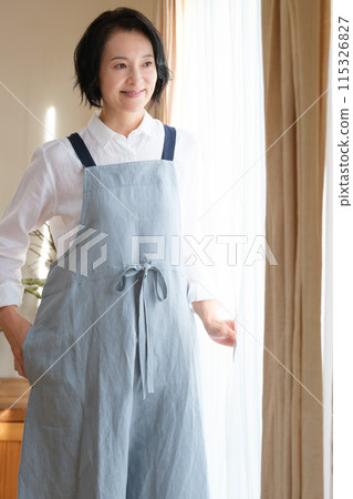 在客廳裡操作智能手機的中年女人 115326827