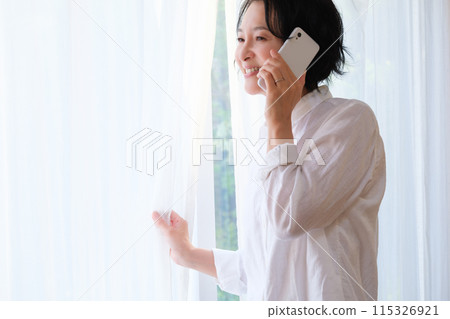 中年婦女在客廳打電話給家人 115326921