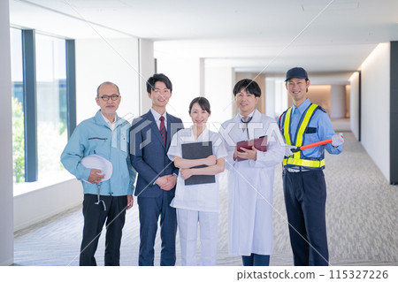 從事各種職業的人 從事各種職業的人 115327226