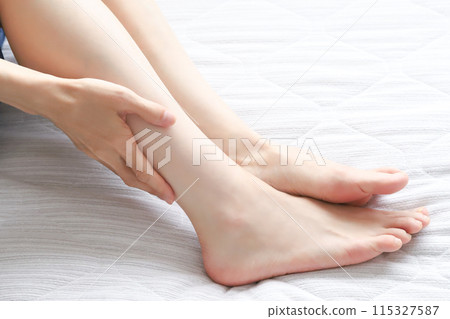 Image of swollen female legs 115327587