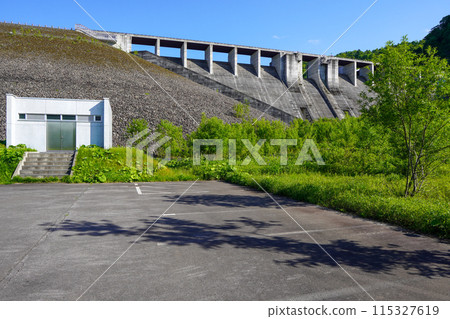 從忠實水壩下游廣場看到的忠實水壩堤壩(重力混凝土壩部分) 從忠實水壩下游廣場看到的忠實水壩堤壩(重力混凝土壩部分) 115327619
