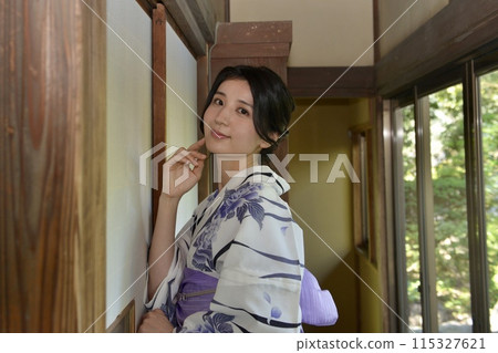 Portrait of a young woman wearing a yukata 115327621