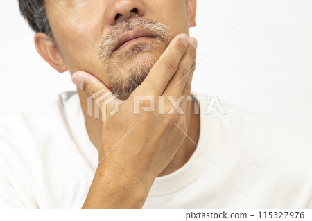 留著鬍子的男人白色背景 115327976