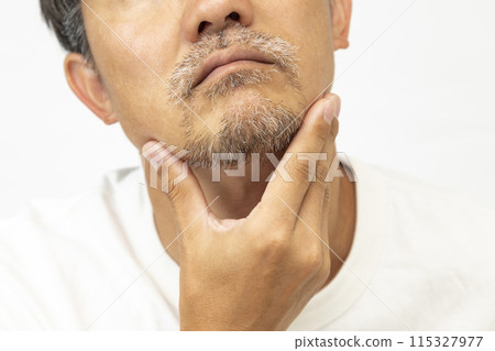 留著鬍子的男人白色背景 115327977