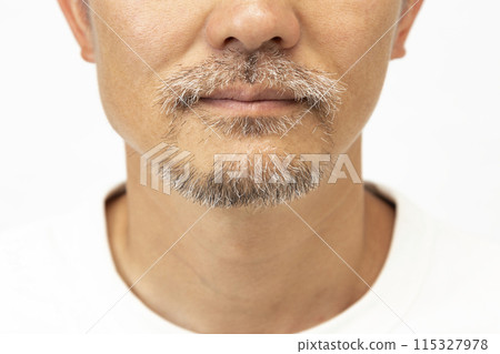 留著鬍子的男人白色背景 115327978