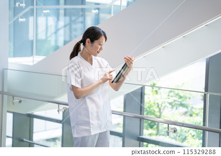 護理師在醫院輸入電子病歷 護理師在醫院輸入電子病歷 115329288