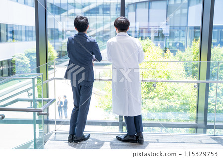 醫生和商人在醫院開會 115329753
