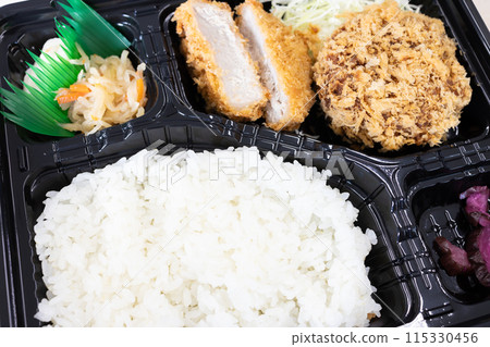 美味的菲力牛排和肉末炸肉排便當 美味的菲力牛排和肉末炸肉排便當 115330456