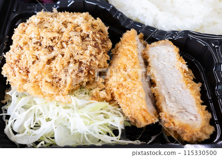 美味的菲力牛排和肉末炸肉排便當 美味的菲力牛排和肉末炸肉排便當 115330500