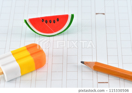 暑假作業與手稿紙和暑期專案的圖像 115330506