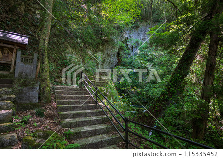 Beautiful scenery of Suwa Cave in Maniwa city, Okayama prefecture, Japan 115335452