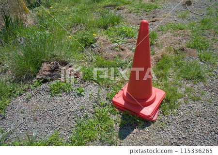 放置在地面上的彩色錐體 115336265