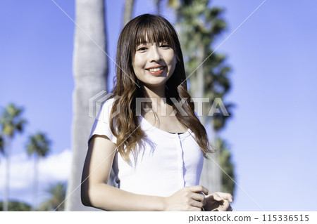 在熱帶度假勝地觀光的年輕女子 115336515