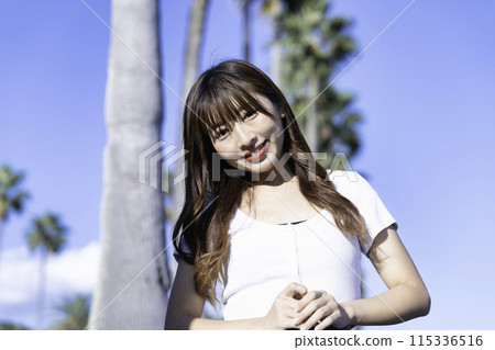 在熱帶度假勝地觀光的年輕女子 115336516